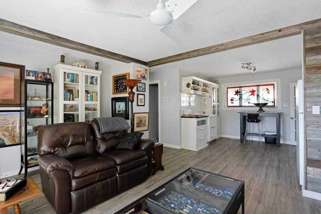 4 spruce Avenue W