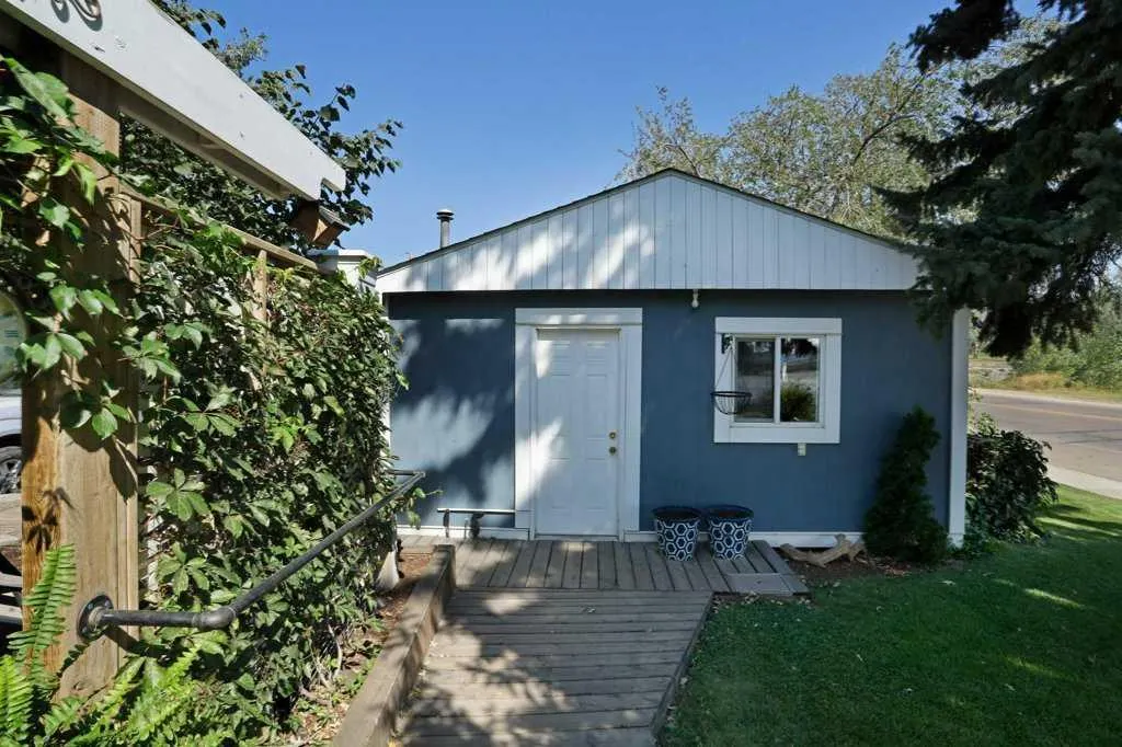 4 spruce Avenue W