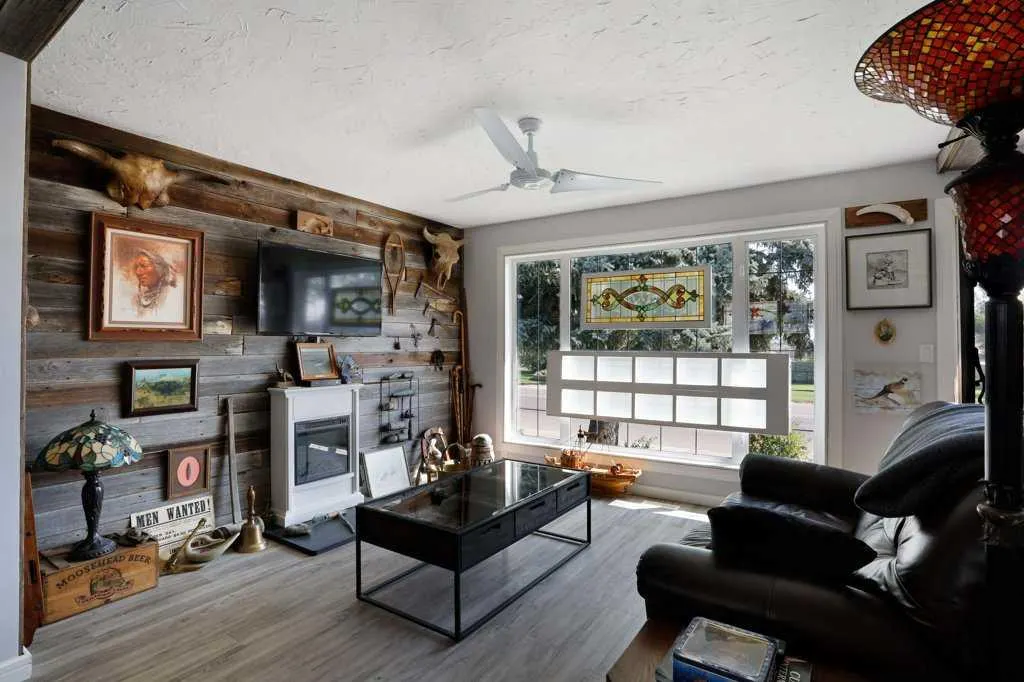 4 spruce Avenue W