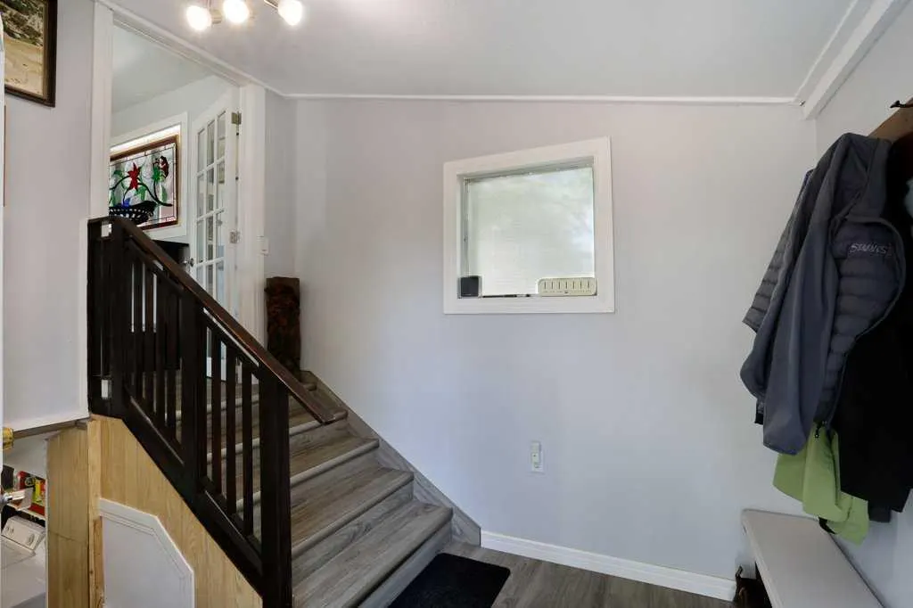 4 spruce Avenue W
