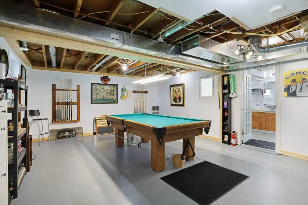 4 spruce Avenue W