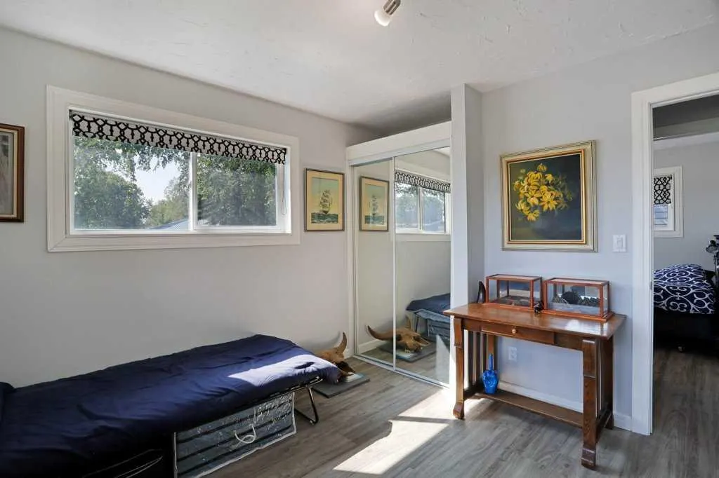 4 spruce Avenue W