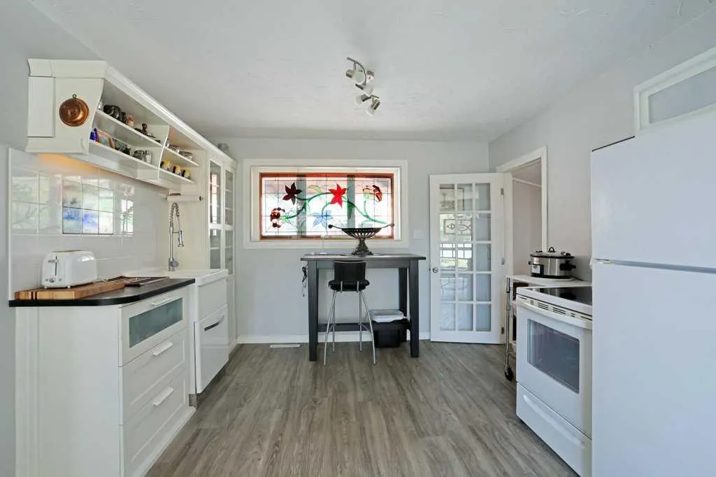 4 spruce Avenue W
