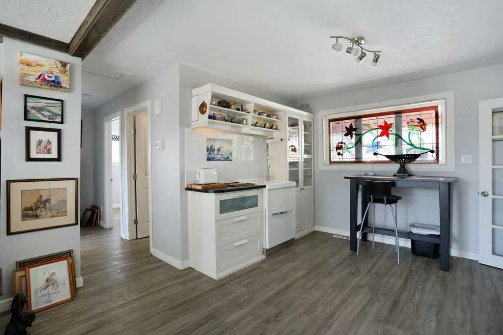 4 spruce Avenue W
