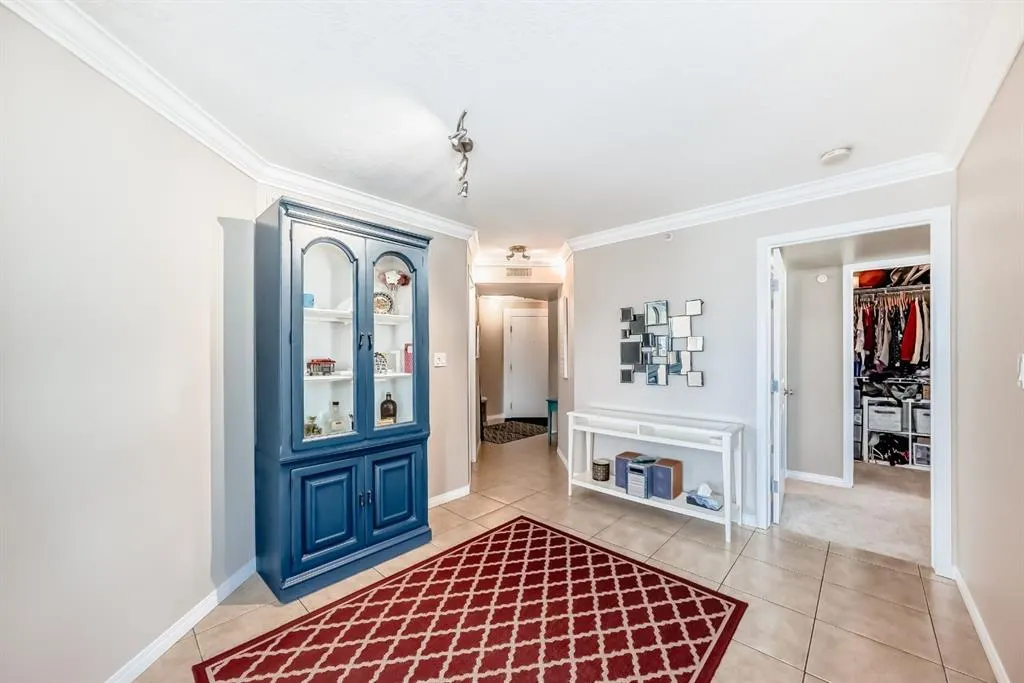 736 57 Avenue SW, #404