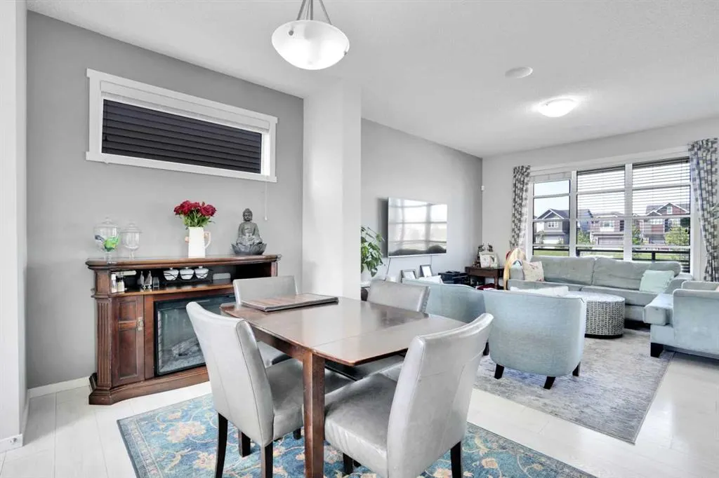 215 Savanna Parade NE