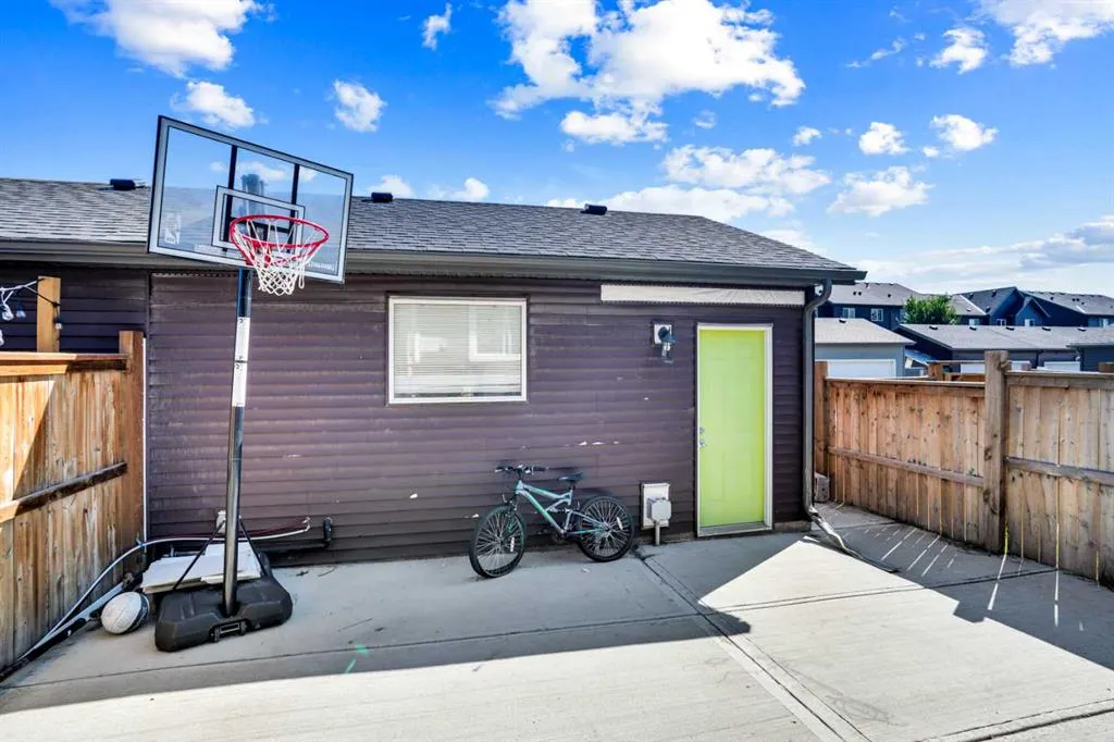 215 Savanna Parade NE