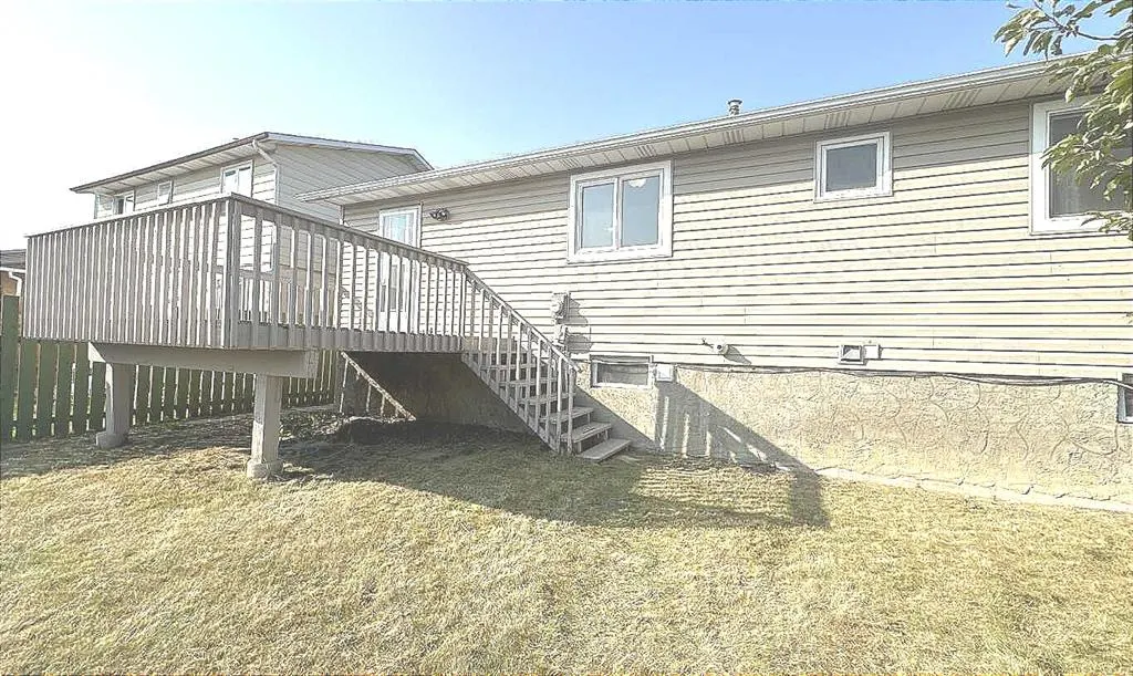 932 Rundlecairn Way NE