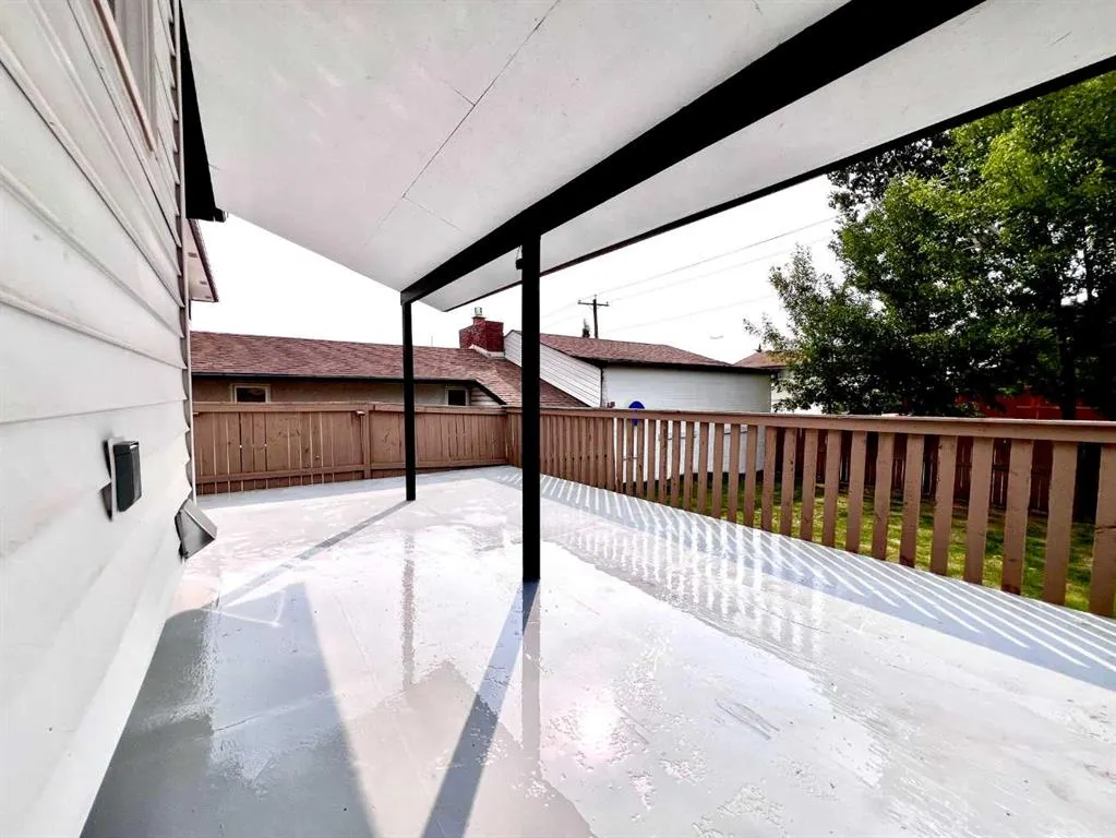 131 Whiteview Close NE