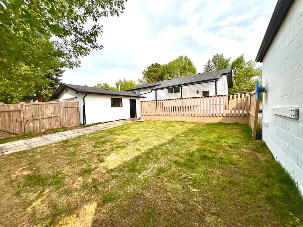 131 Whiteview Close NE