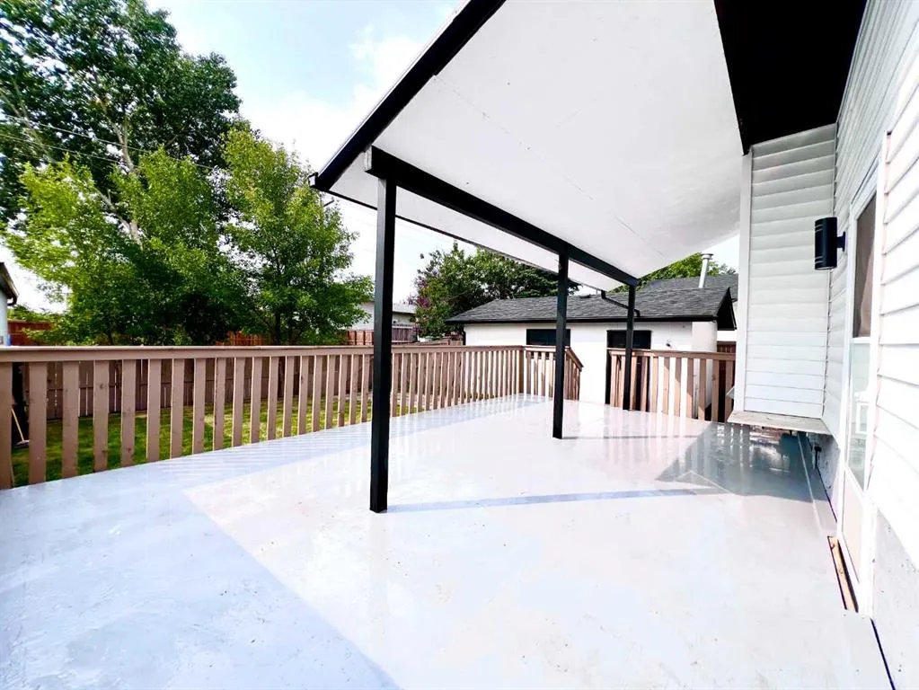 131 Whiteview Close NE