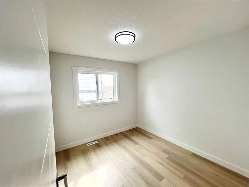 131 Whiteview Close NE