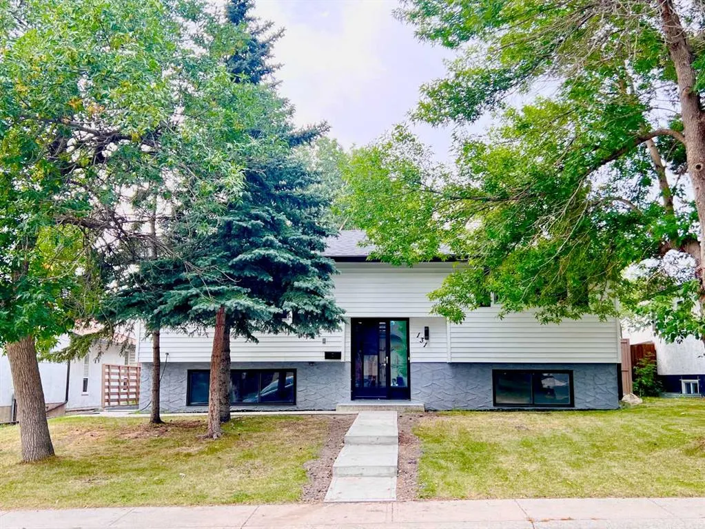 131 Whiteview Close NE