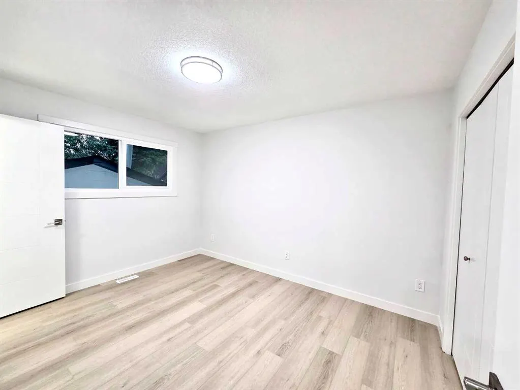 131 Whiteview Close NE