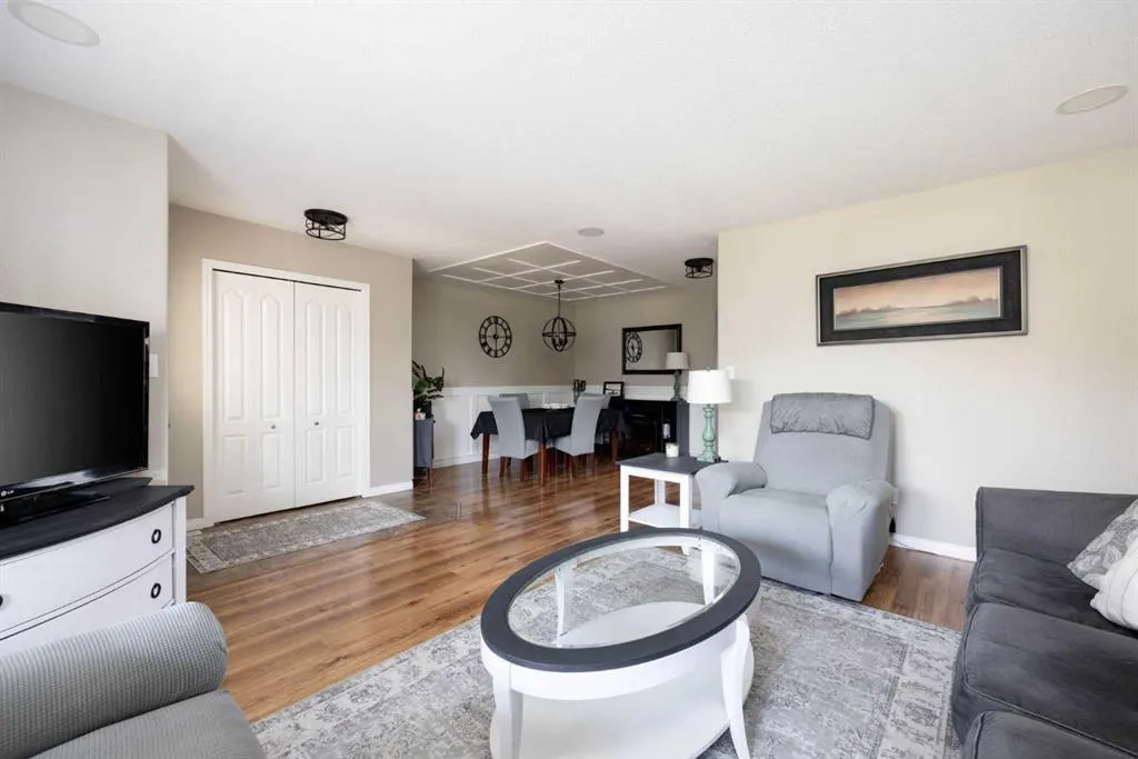 225 Hawthorn Way