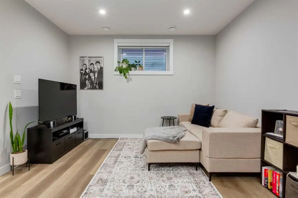 311 Livingston View NW