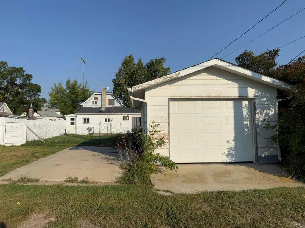 223 2 Street N