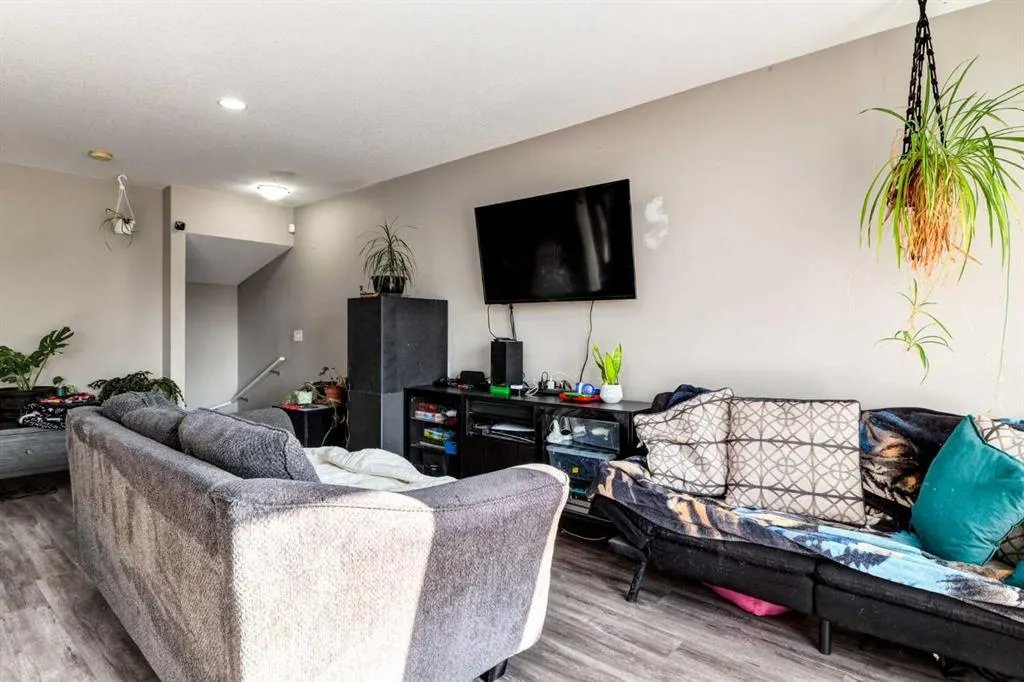 737 Skyview Ranch Grove NE