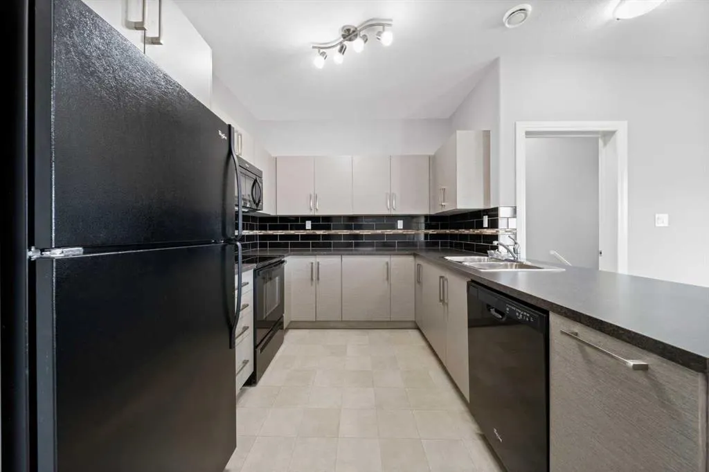 639 Oak Street, #105