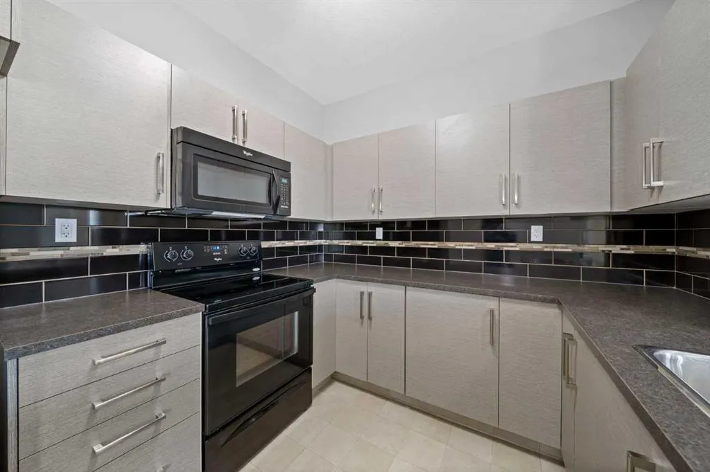 639 Oak Street, #105