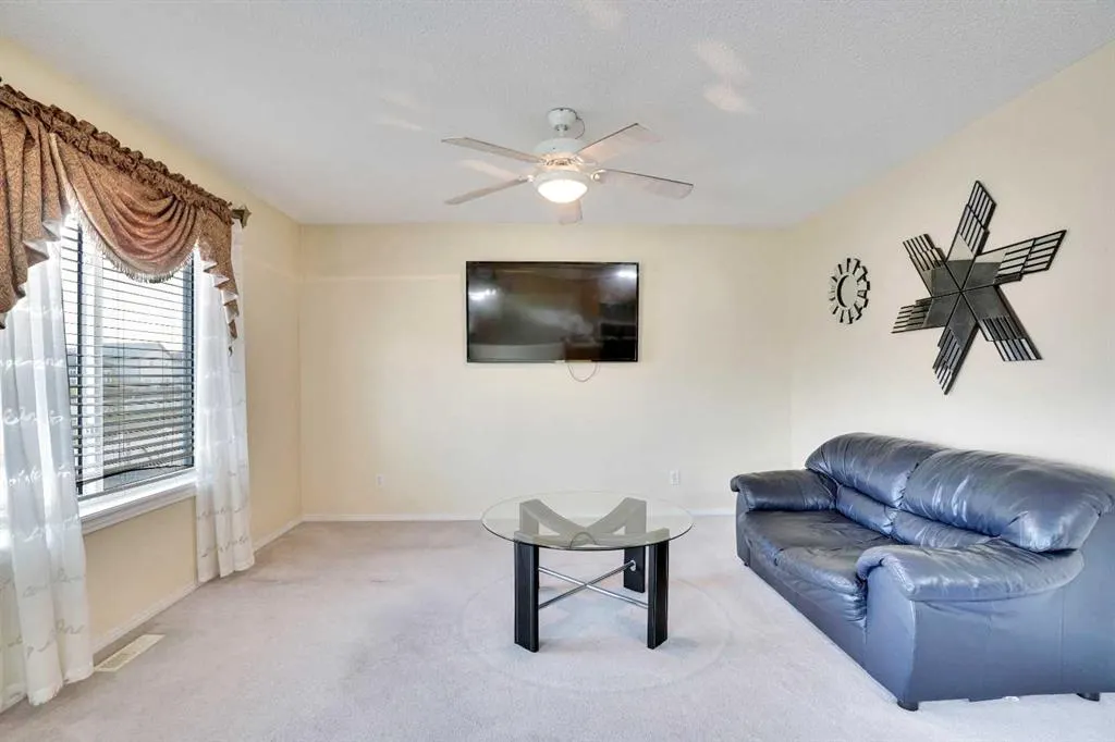 27 Saddlemont Manor NE
