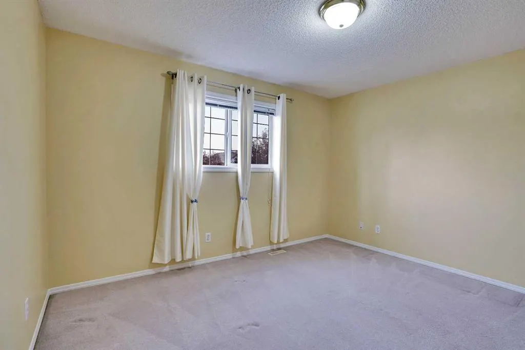 27 Saddlemont Manor NE