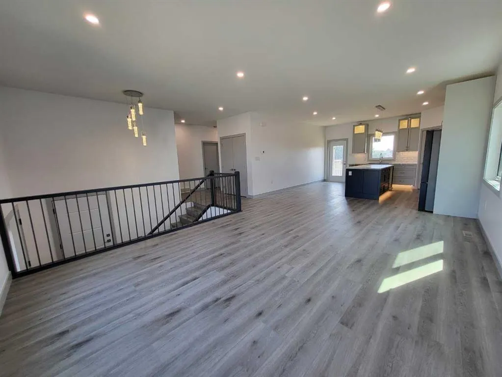 323 9 Street N