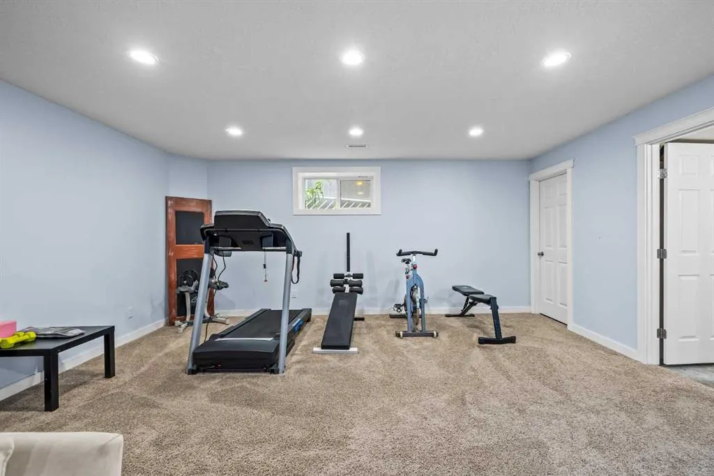 22 West Pointe Manor