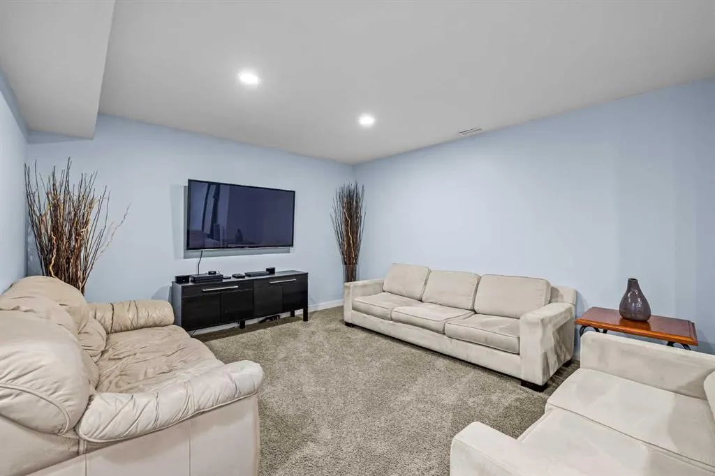 22 West Pointe Manor