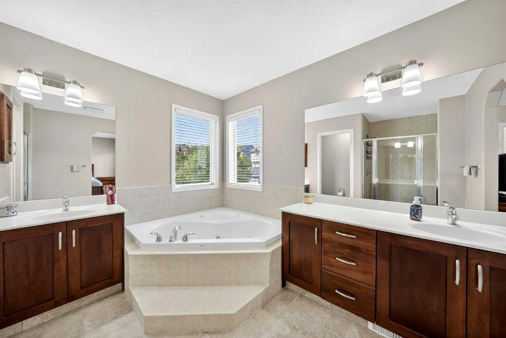 64 Panatella Manor NW