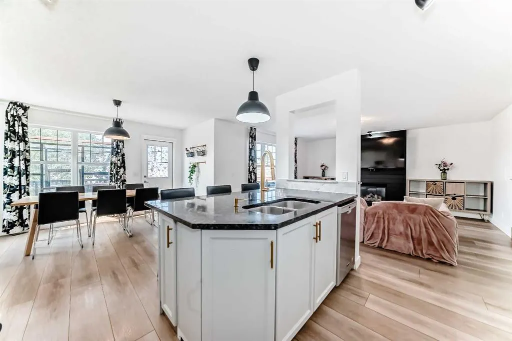 332 Ranch Close