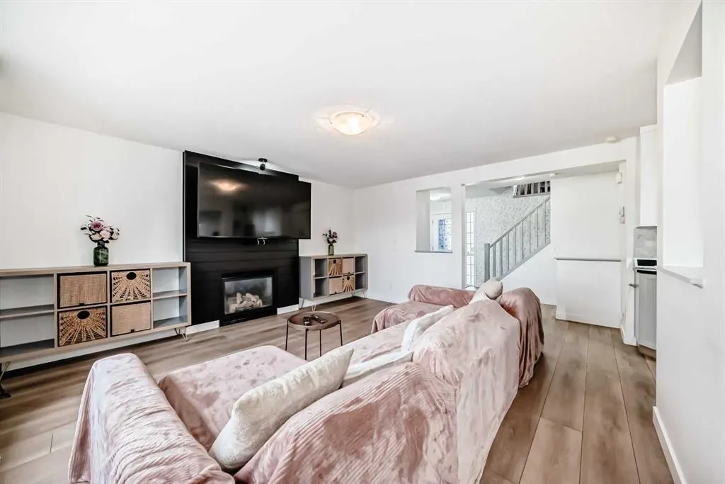 332 Ranch Close