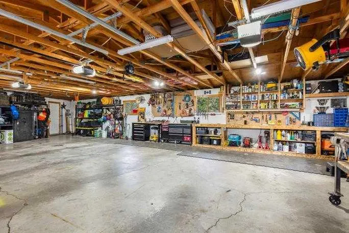 418038 272 Street E
