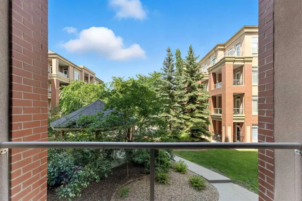24 Hemlock Crescent SW, #3203