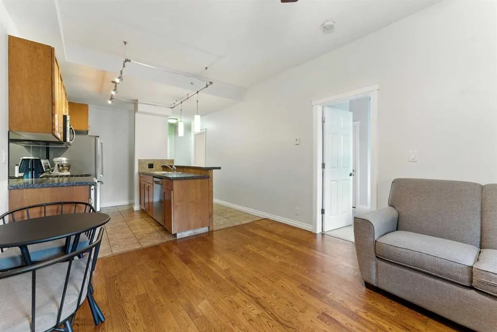 24 Hemlock Crescent SW, #3203