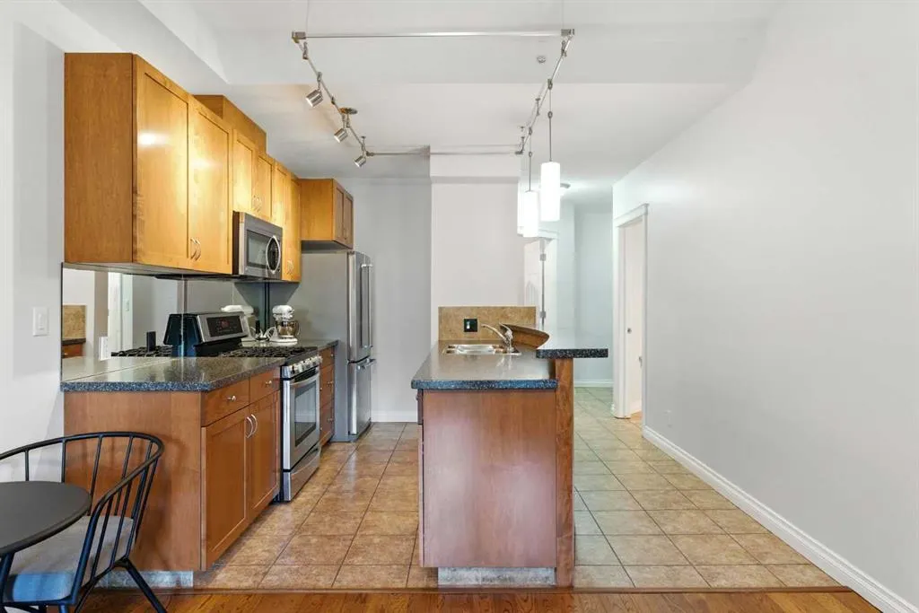 24 Hemlock Crescent SW, #3203