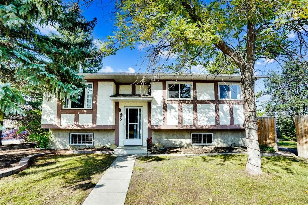 97 Alpine Crescent SE