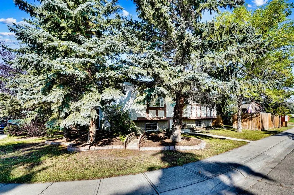 97 Alpine Crescent SE