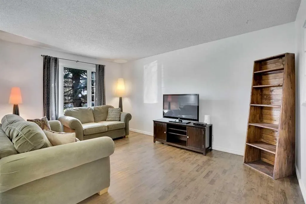 97 Alpine Crescent SE