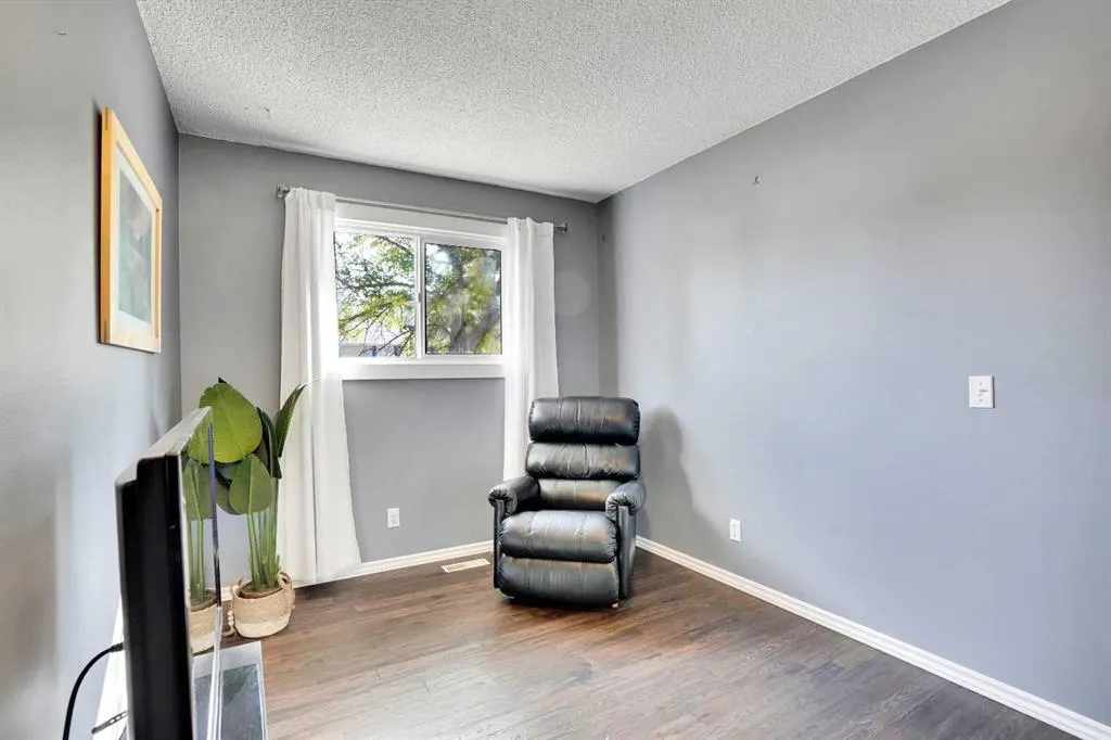 97 Alpine Crescent SE