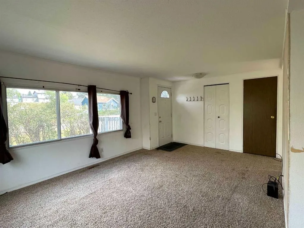 669 1 Street W
