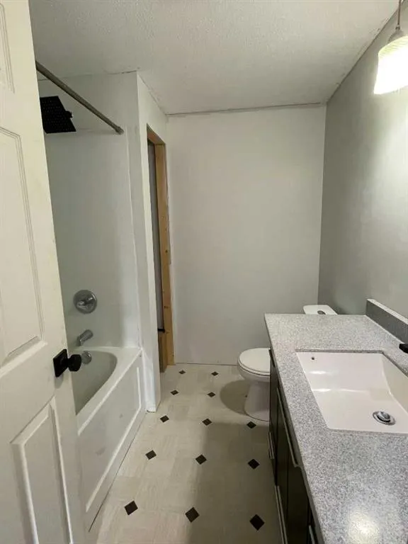 669 1 Street W