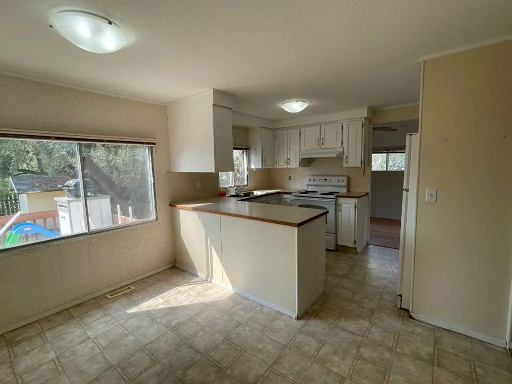 669 1 Street W