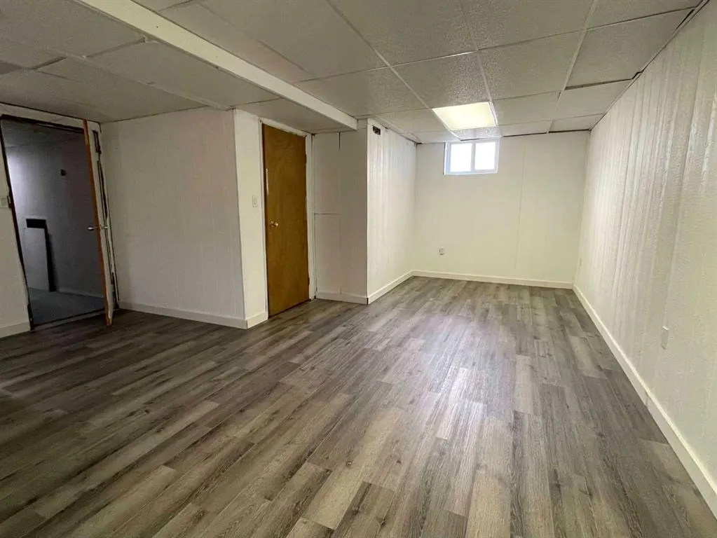 669 1 Street W