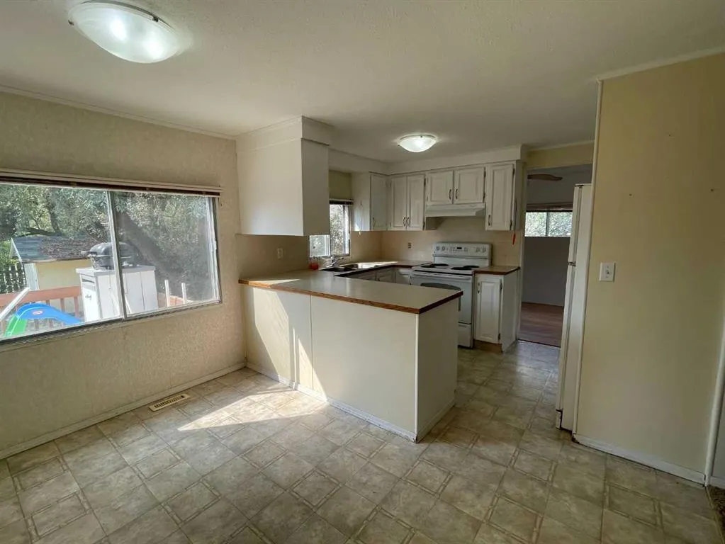 669 1 Street W
