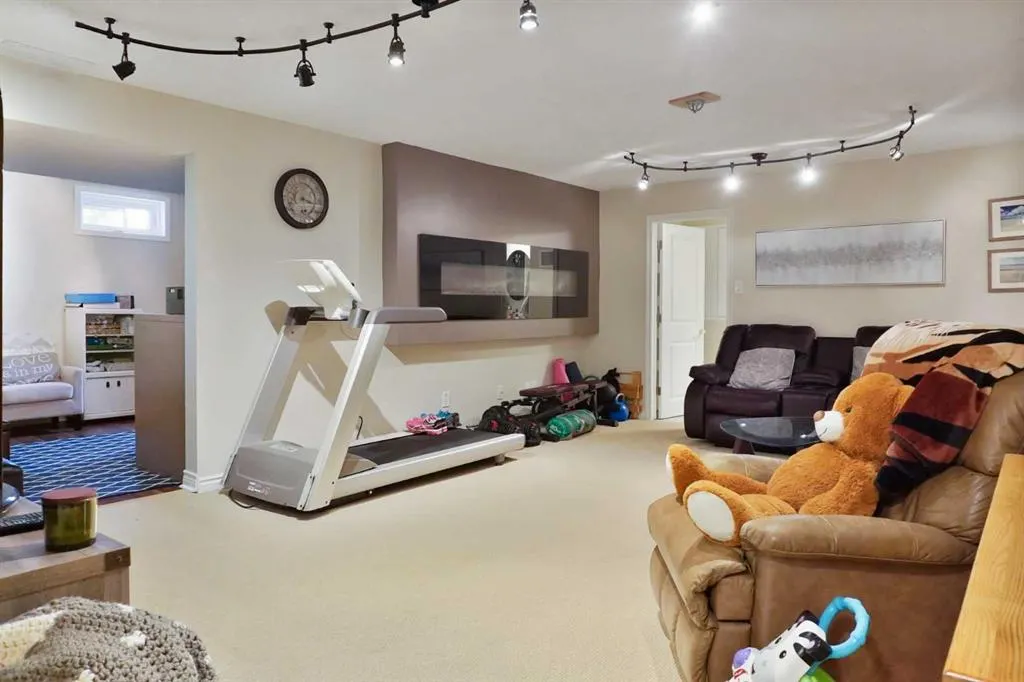 15 Sheridan Place W