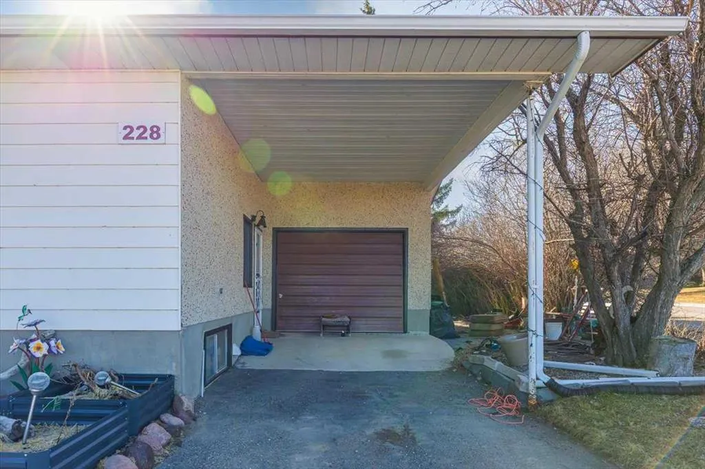 228 2 Street N