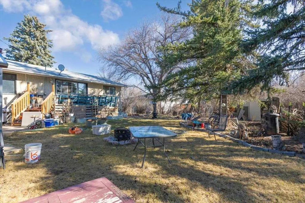 228 2 Street N