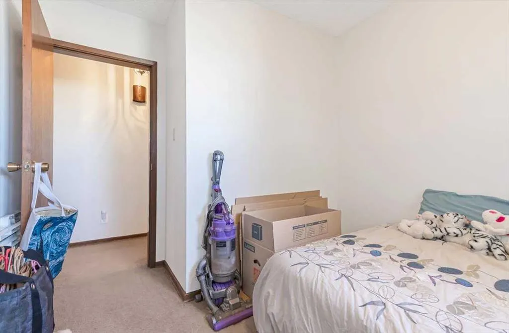 228 2 Street N
