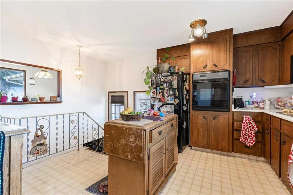 228 2 Street N